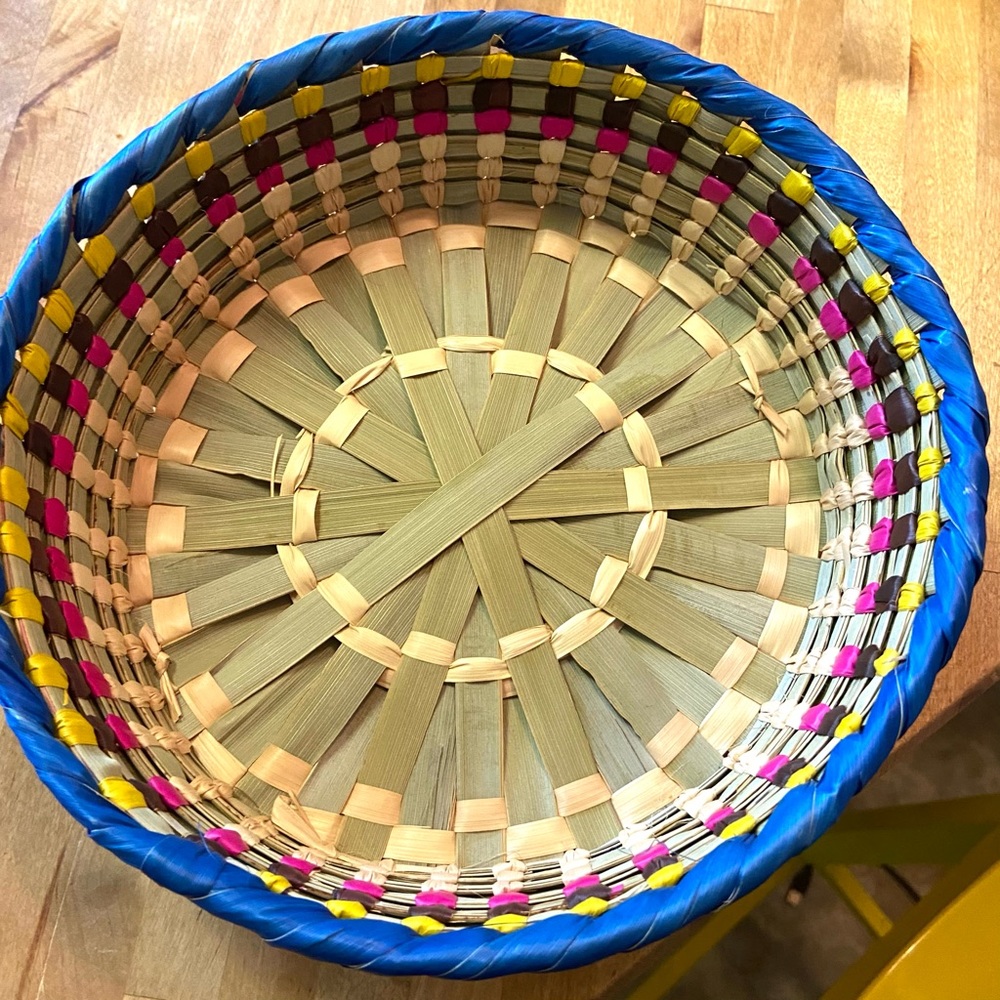 Basket woven round shallow style 7.5 inches in diameter good condition